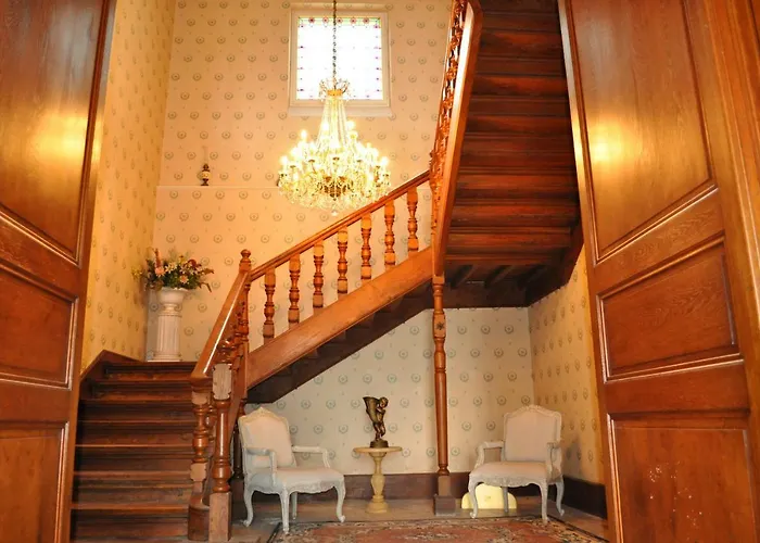 Hébergement de vacances Château Logis De Roche *